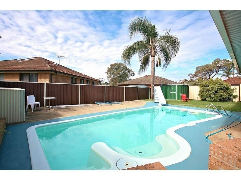 5 Linum Pl, Macquarie Fields NSW 2564