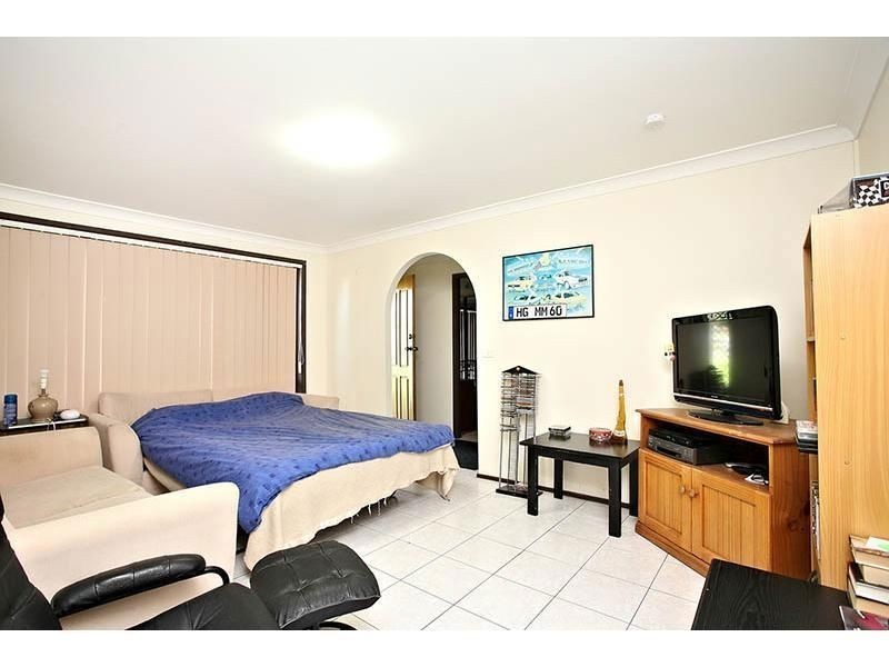 5 Linum Pl, Macquarie Fields NSW 2564