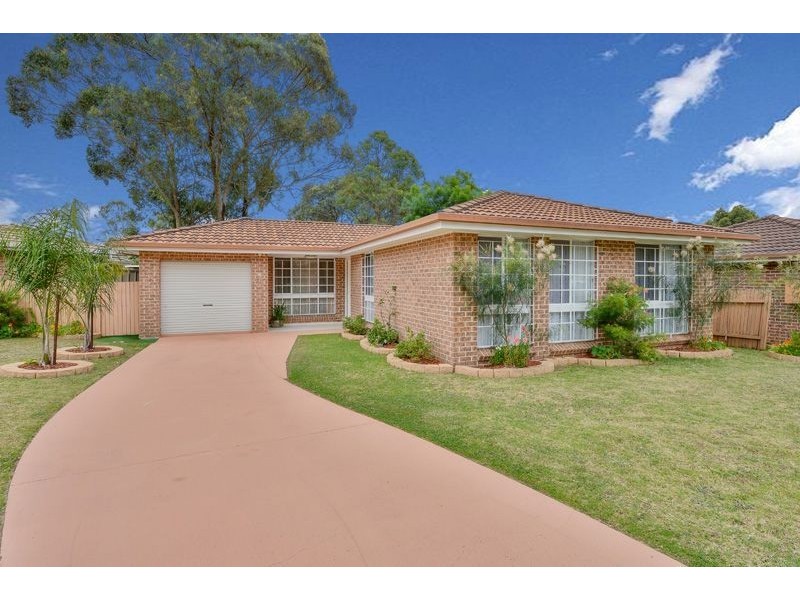 8 Briggs Place, St Helens Park NSW 2560