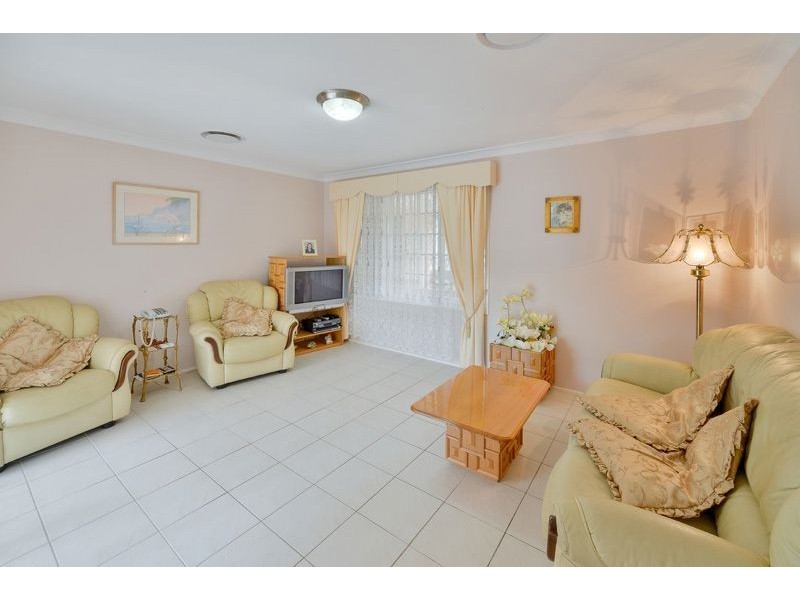 8 Briggs Place, St Helens Park NSW 2560