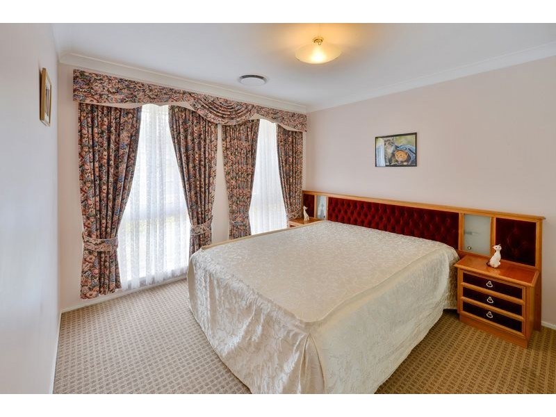 8 Briggs Place, St Helens Park NSW 2560