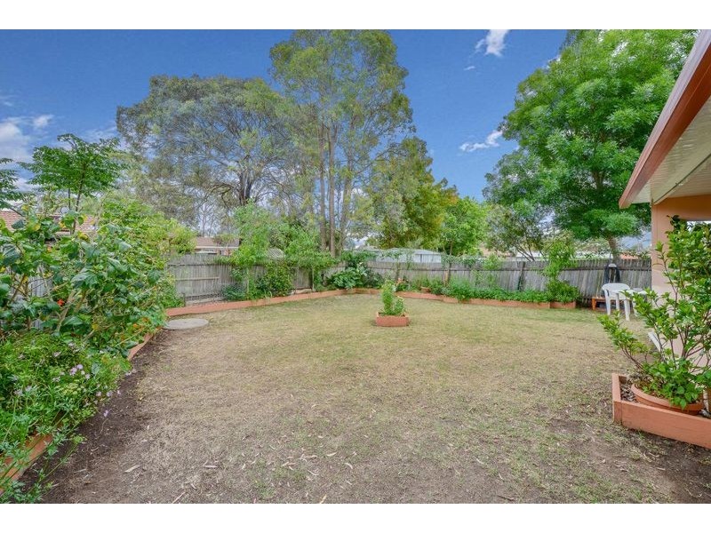 8 Briggs Place, St Helens Park NSW 2560