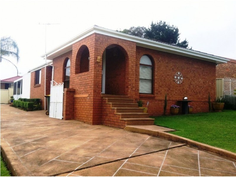 5 Iago Place, Rosemeadow NSW 2560