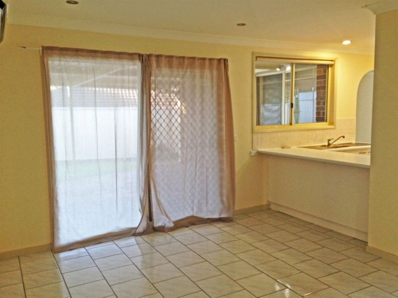 16 Elliot Place, St Helens Park NSW 2560