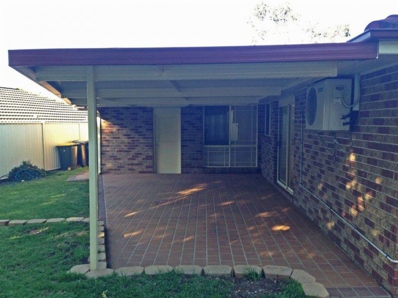 16 Elliot Place, St Helens Park NSW 2560