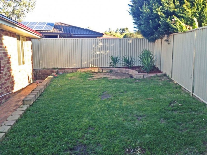 16 Elliot Place, St Helens Park NSW 2560