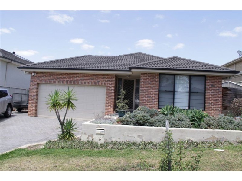 124 Holdsworth Dr, Mount Annan NSW 2567