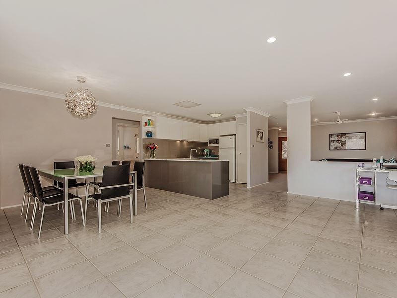 8 Outram Place, Currans Hill NSW 2567