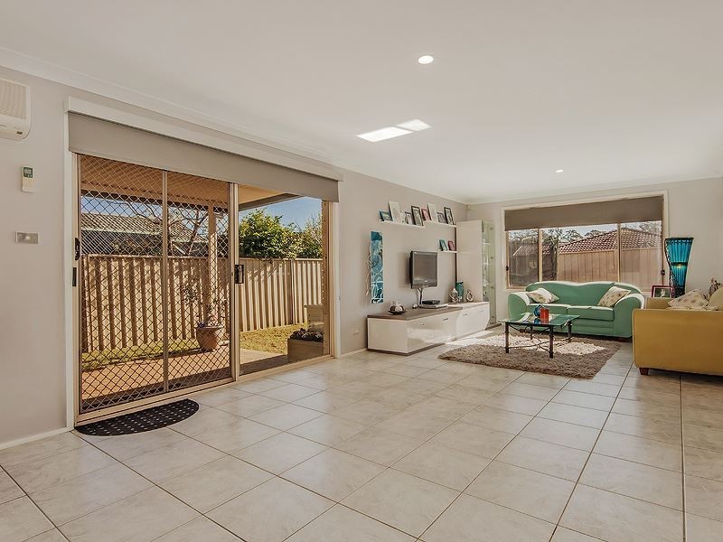 8 Outram Place, Currans Hill NSW 2567