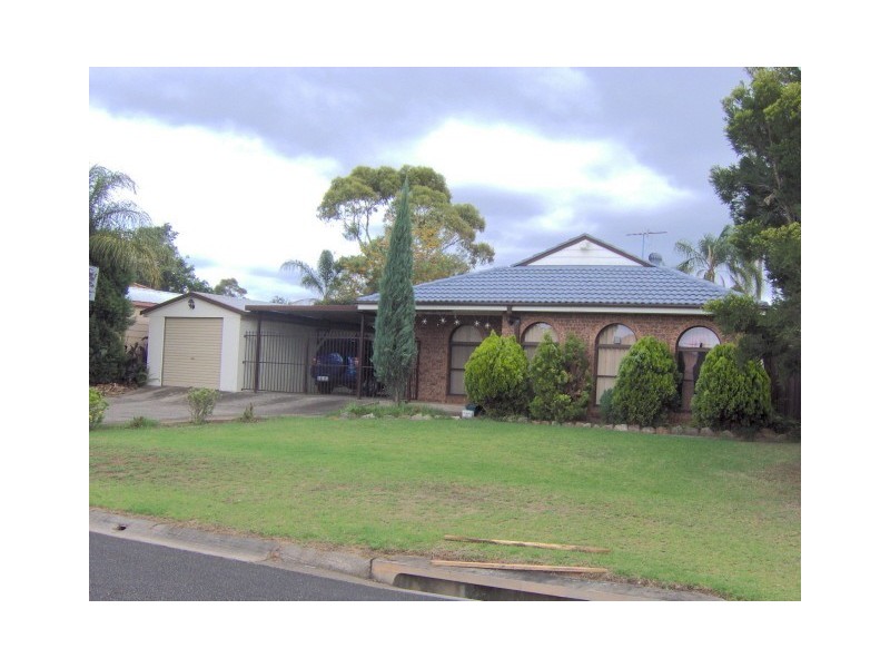 18 Wintaroo Cres, St Helens Park NSW 2560