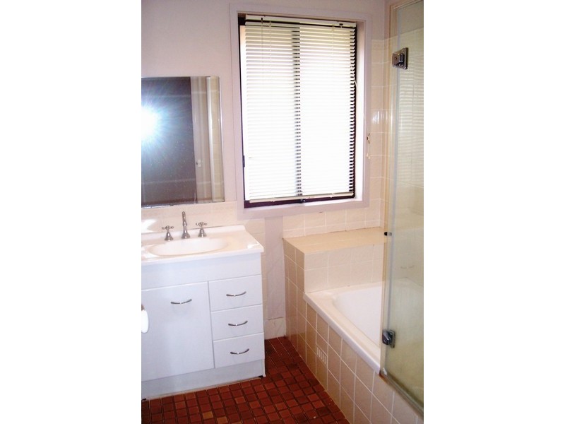 9 Roderigo Cl, Rosemeadow NSW 2560