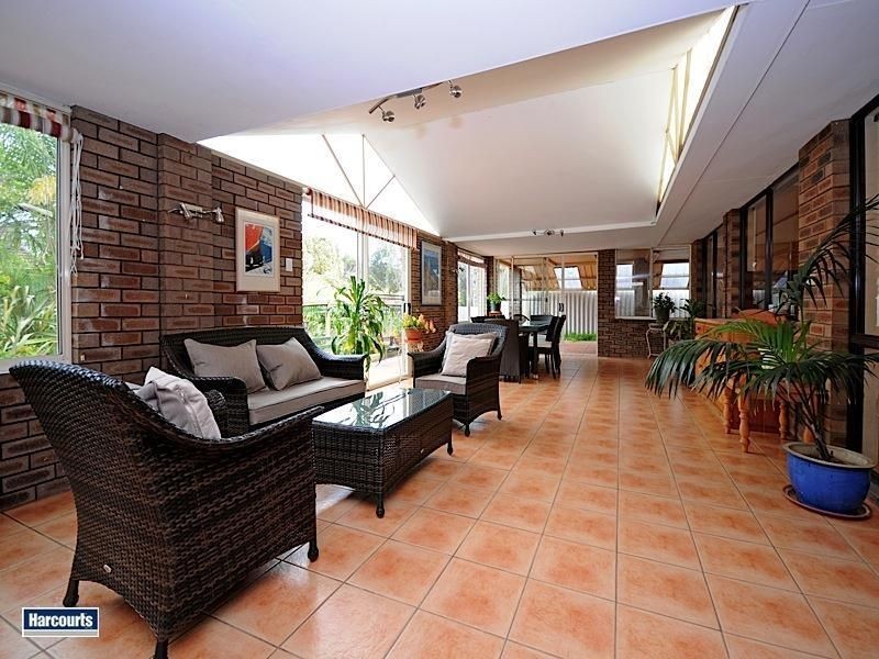 9 DU MAURIER ROAD, North Lake WA 6163