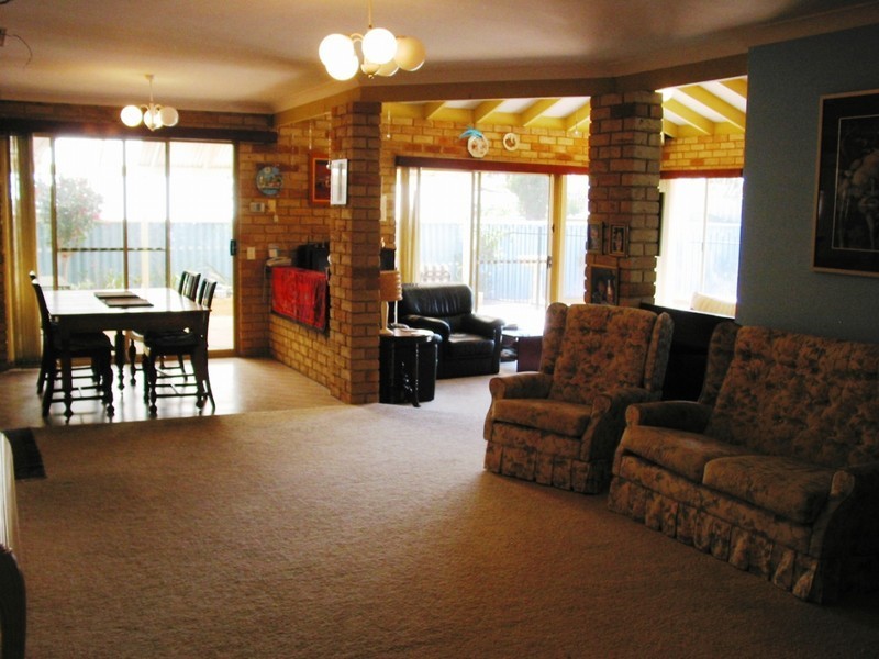 93 Jackson Ave, Winthrop WA 6150