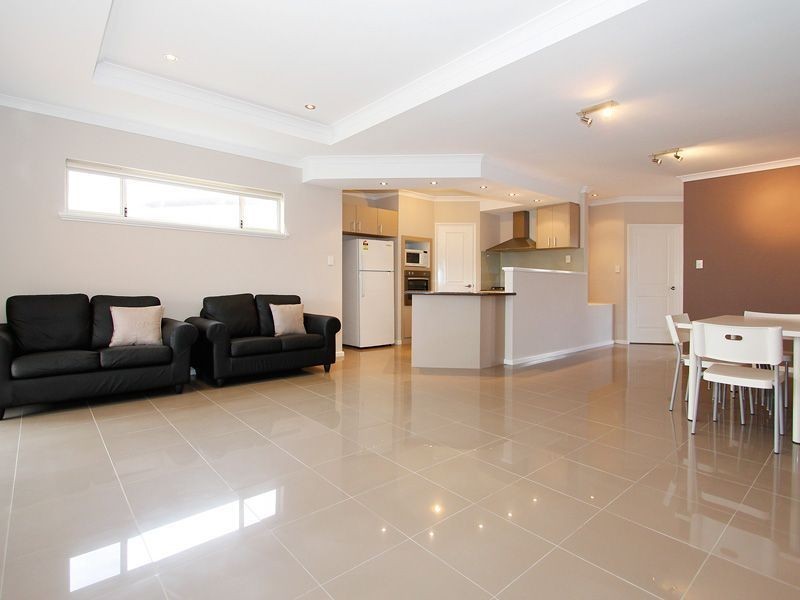 4/5 Oak Street, Cannington WA 6107