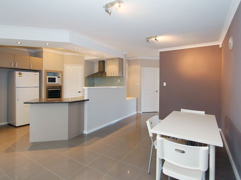 4/5 Oak Street, Cannington WA 6107