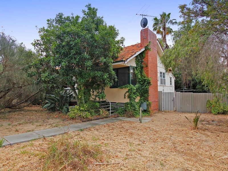 2 Harwood Street, Hilton WA 6163