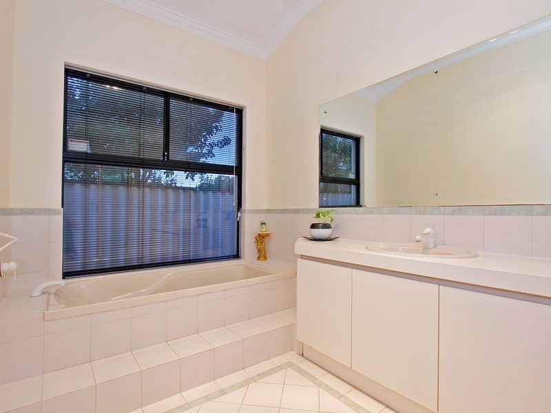 4 Craig Place, Winthrop WA 6150