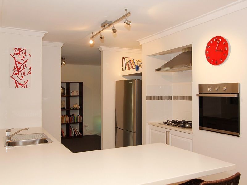 8 Gough Place, Samson WA 6163