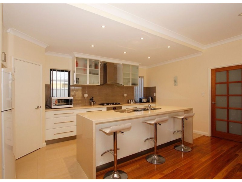 4 Warru Gardens, Success WA 6164