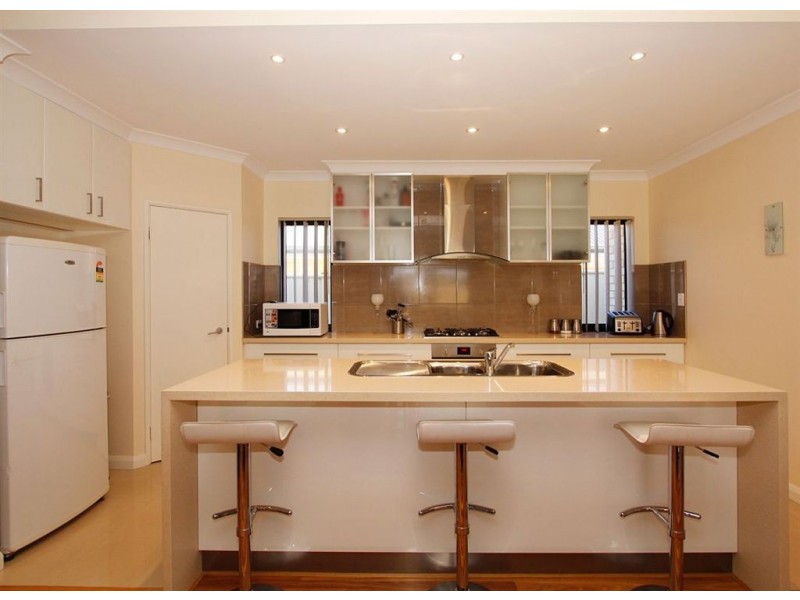 4 Warru Gardens, Success WA 6164