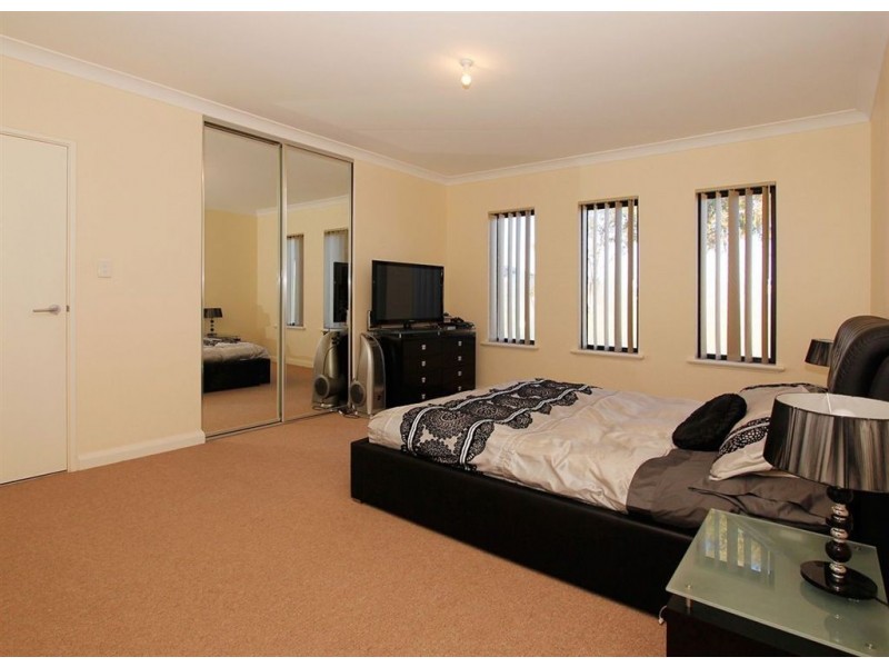 4 Warru Gardens, Success WA 6164