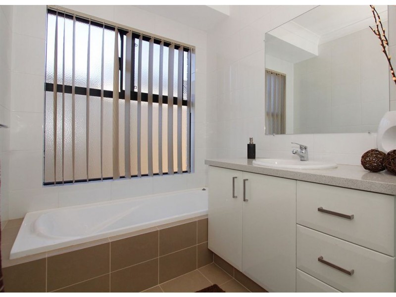 4 Warru Gardens, Success WA 6164