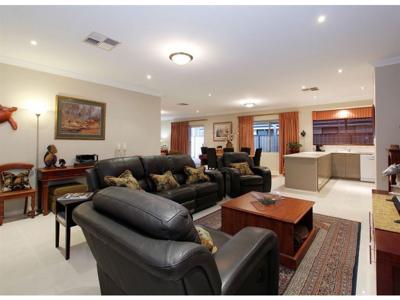 10 Barnes Way, Success WA 6164