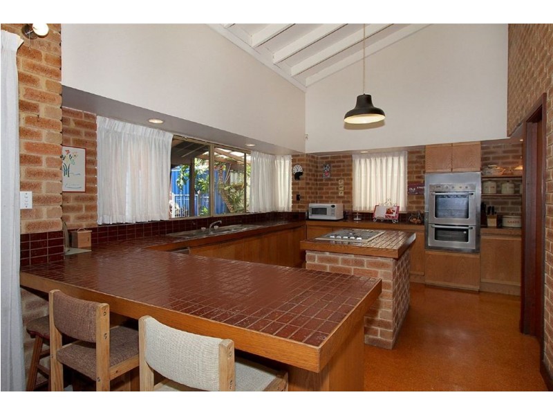 11 Arnold Crescent, Kardinya WA 6163