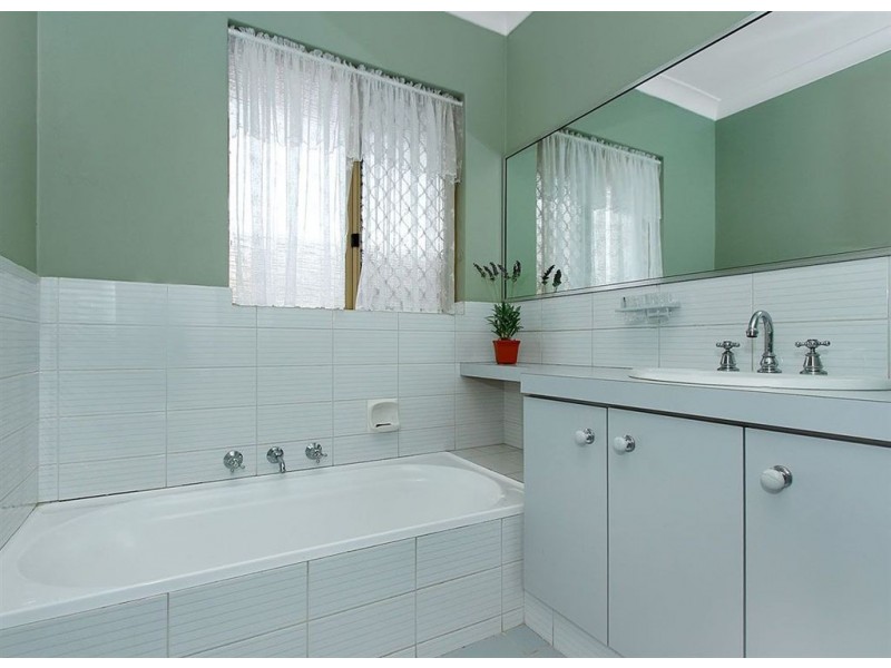 1 Garland Court, Kardinya WA 6163