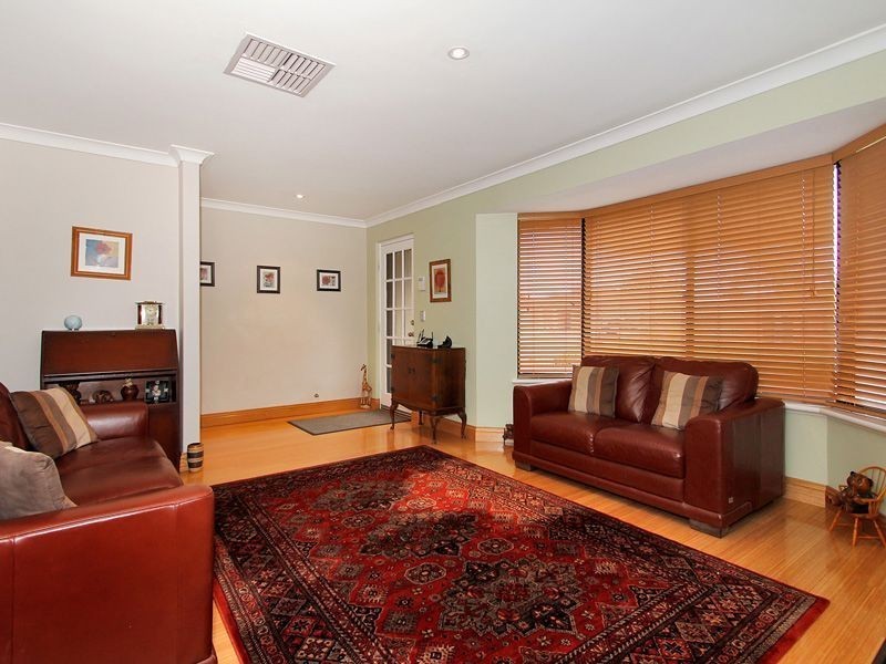 17 Heatherlea Parkway, Leeming WA 6149