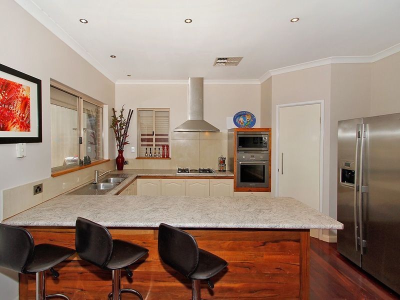 5 Maddox Crescent, Melville WA 6156