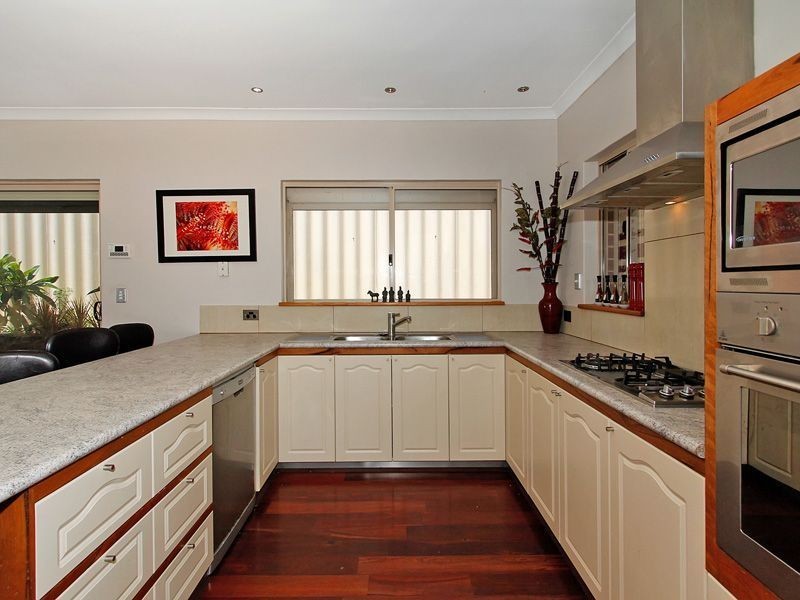 5 Maddox Crescent, Melville WA 6156