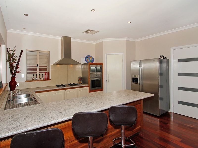 5 Maddox Crescent, Melville WA 6156