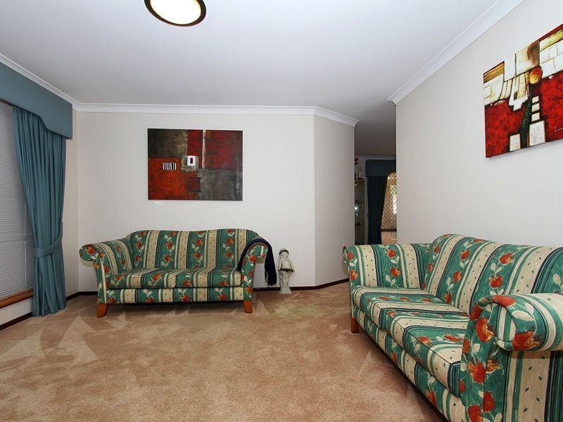 2 Witney Place, Leeming WA 6149