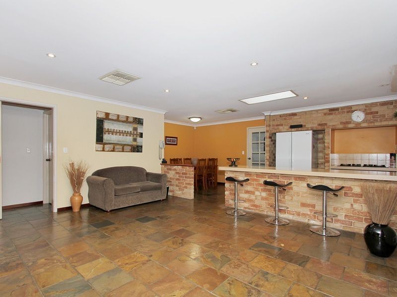 2 Witney Place, Leeming WA 6149