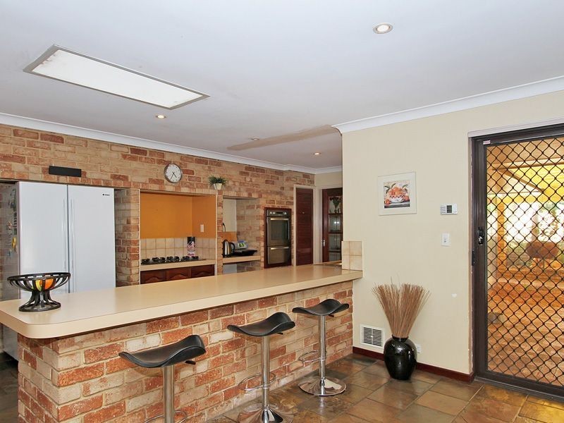 2 Witney Place, Leeming WA 6149