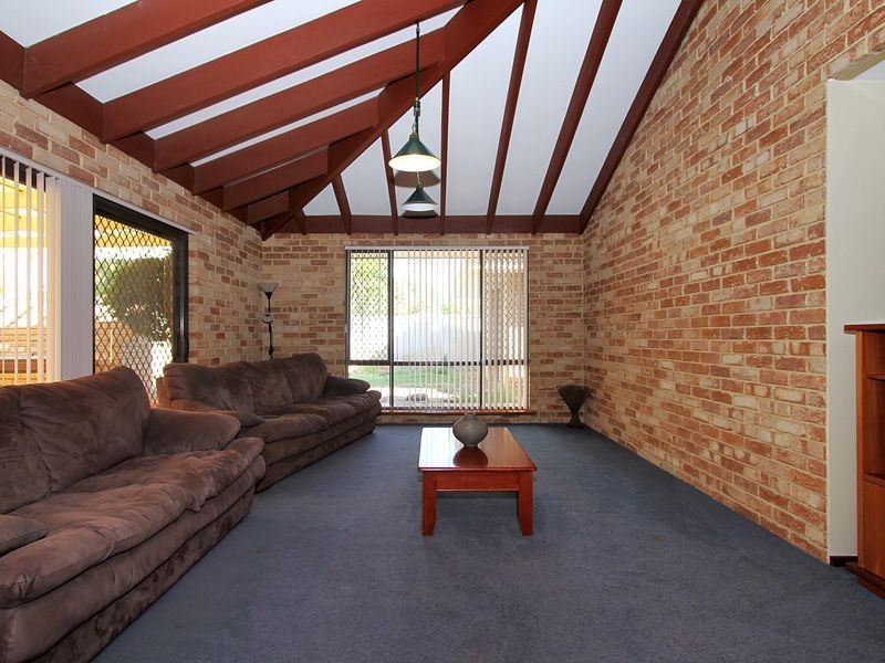 2 Witney Place, Leeming WA 6149