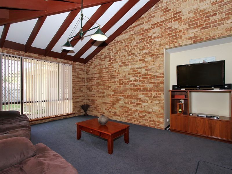 2 Witney Place, Leeming WA 6149