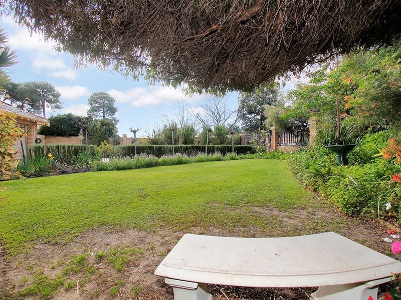 4 Buttel Top, Winthrop WA 6150