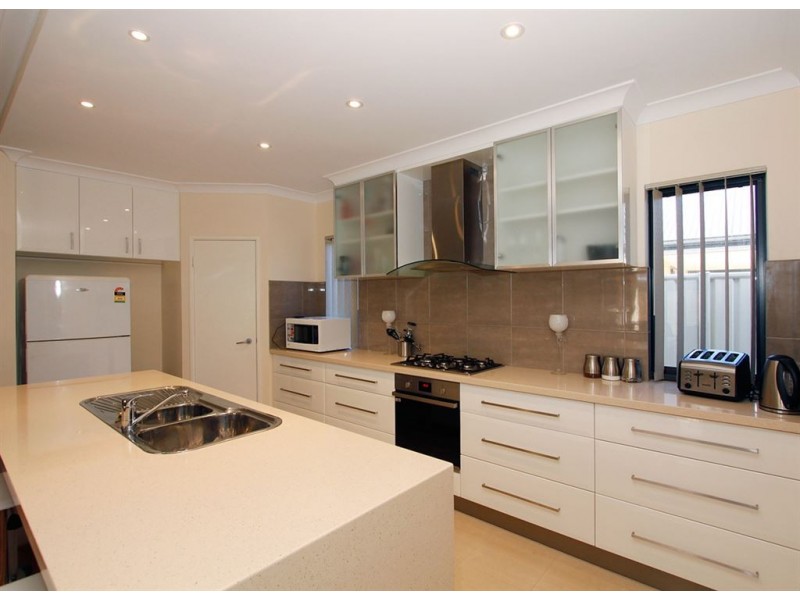 4 Warru Gardens, Success WA 6164