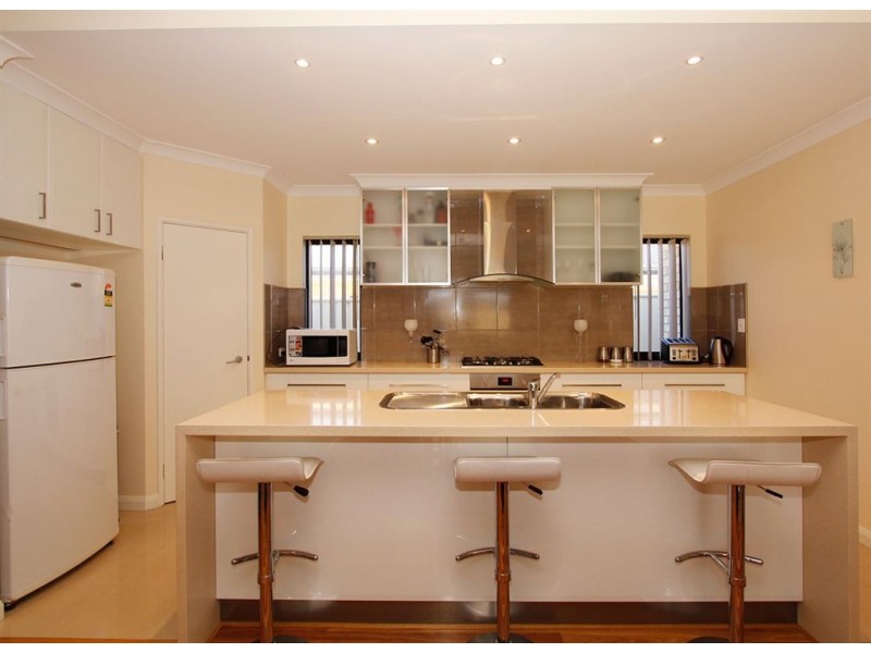 4 Warru Gardens, Success WA 6164