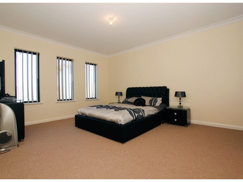 4 Warru Gardens, Success WA 6164