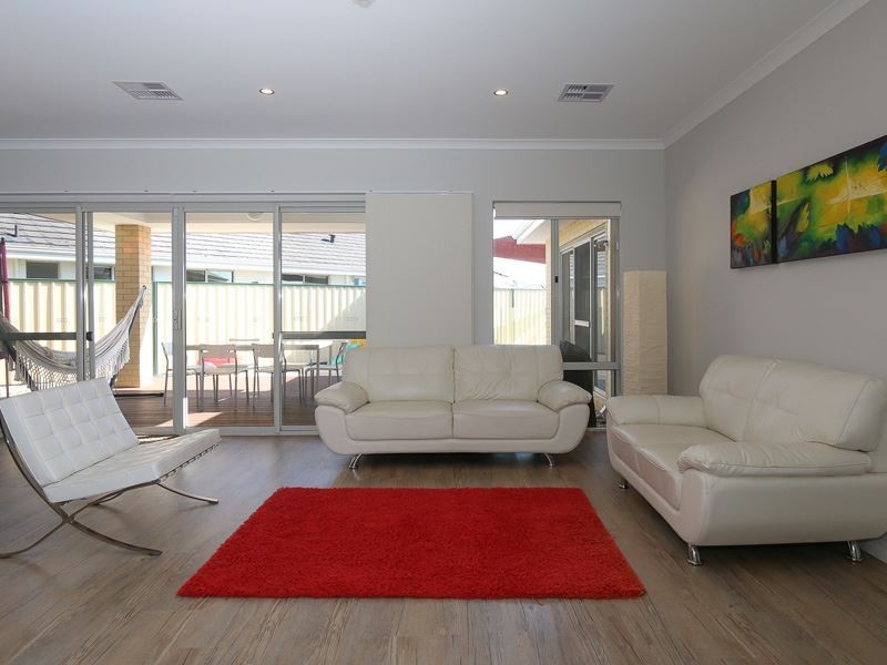 70 Macquarie Blvd, Hammond Park WA 6164