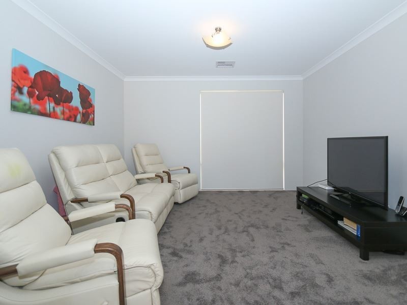 70 Macquarie Blvd, Hammond Park WA 6164