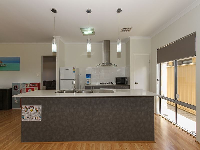 10 Ley Lane, Hammond Park WA 6164