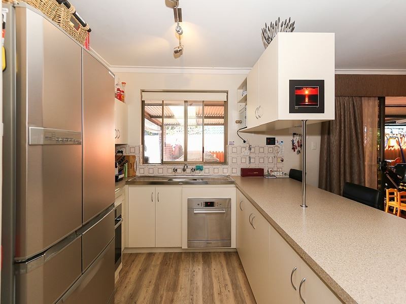 A/4 Anglesey Drive, Kardinya WA 6163