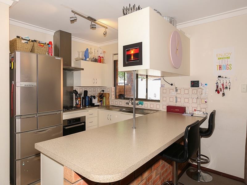 A/4 Anglesey Drive, Kardinya WA 6163