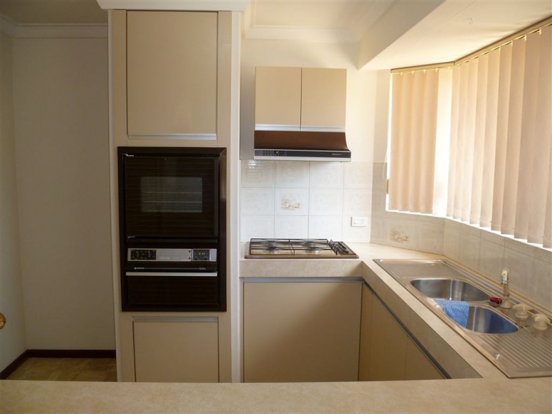 1/3 Bridges Road, Melville WA 6156