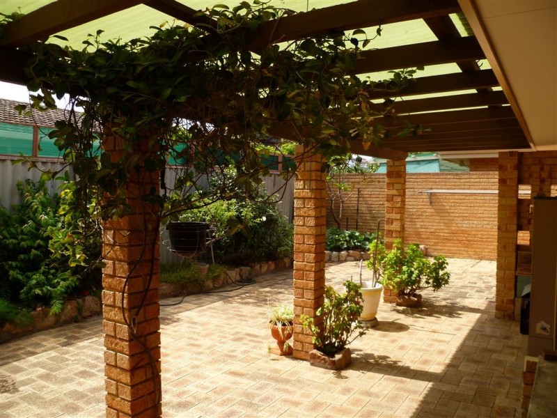 1/3 Bridges Road, Melville WA 6156