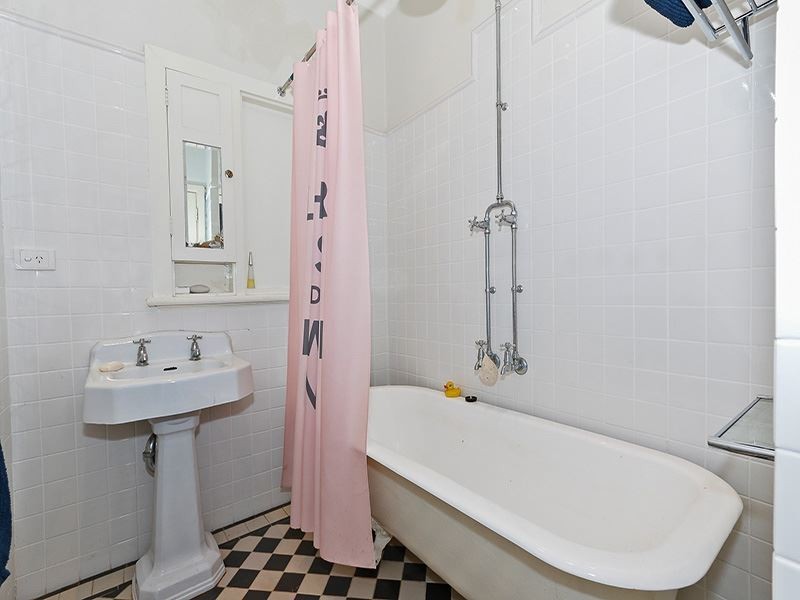 2 Harwood Street, Hilton WA 6163